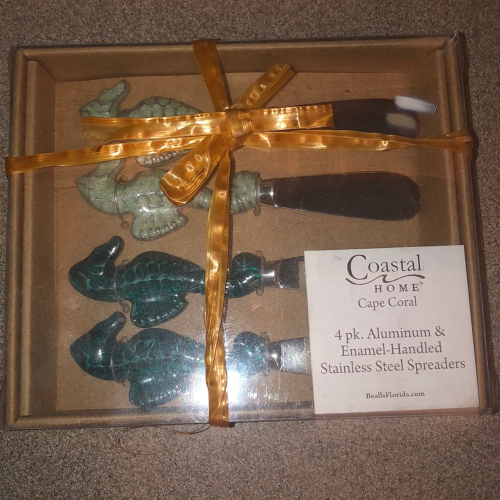Set of 4 cheese spreaders